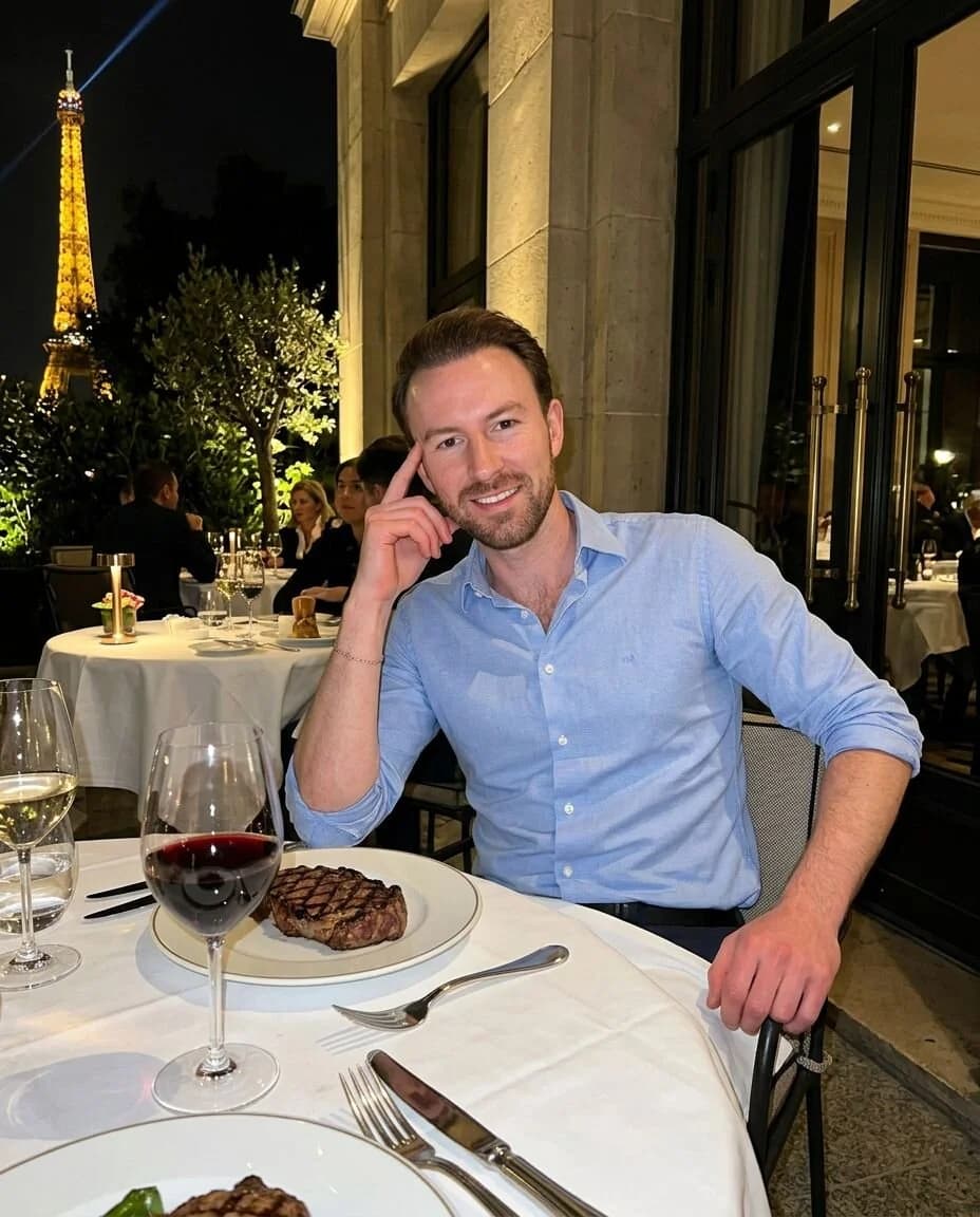 AI-generated dating photo: dinner in Paris